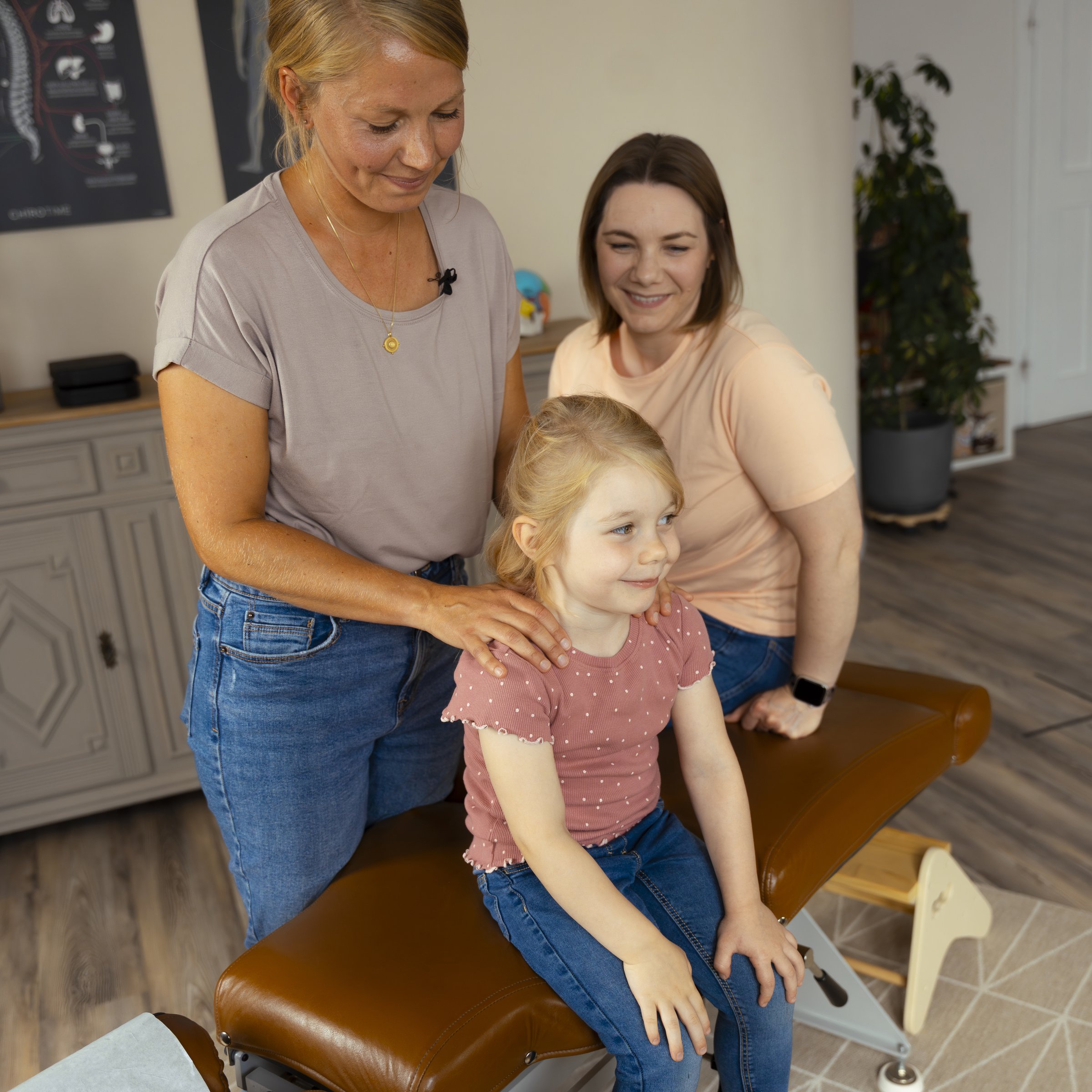 Verena bei der Behandlung — Chiropraktikerin und Inhaberin von Chirotime