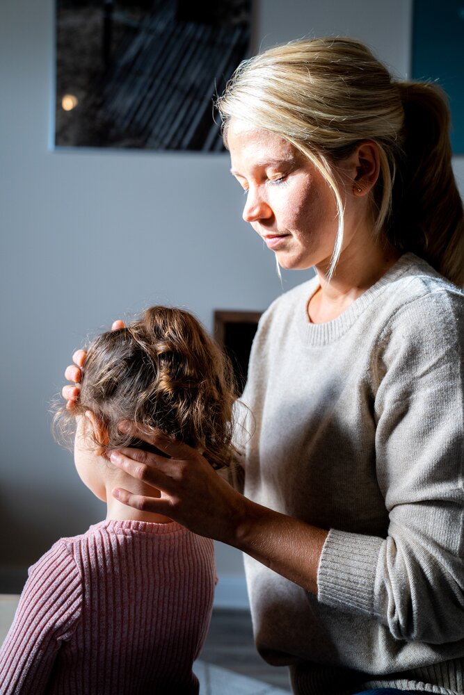 Verena bei einer behutsamen Kinder-Behandlung